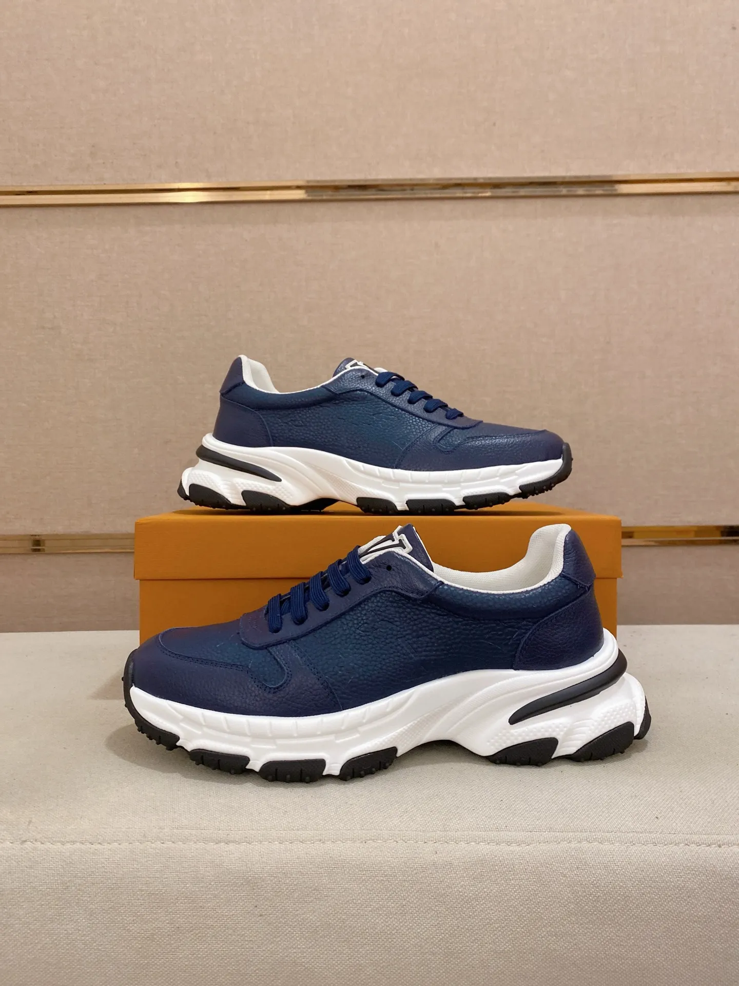 Men's shoes💰 442💰louis vuitton (Louis Vuitton/lv)🔍🔍The new counters are on sale at the same time. The uppers are imported from Italy. ⃣️Re-engraved🇮🇹💪💪, ⚠Sole: The original sole is specially provided by the original factory, the exclusive movable molded sole is super comfortable, ⚠Original and single goods 🔍high quality, you can enter and leave the counter at will, welcome to compare⚠. Code number: 38-44 (45/customized, non-refundable)